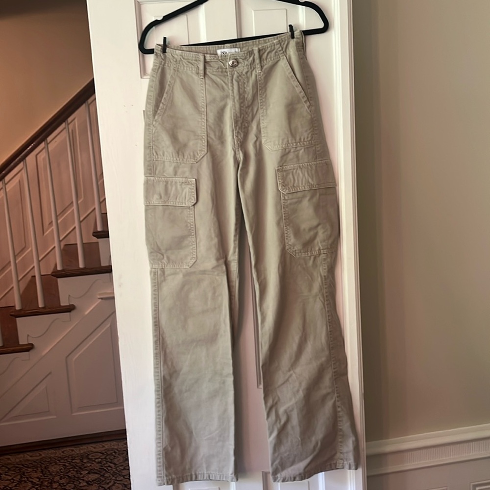 Zara cargo pants  Size 2. Khaki color.